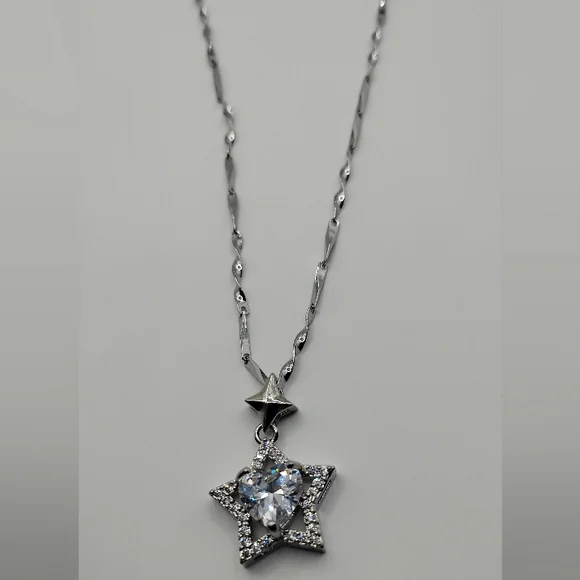 Elegant Silver Star Pendant Necklace - Picture 3 of 7